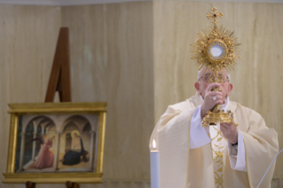 3-Misa celebrada por el papa Francisco de forma privada en la capilla de la Casa Santa Marta: <i>Ante el misterio</i>