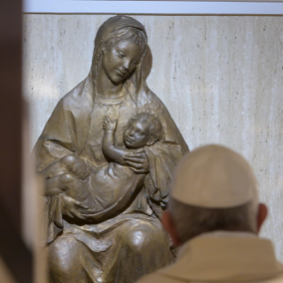 7-Misa celebrada por el papa Francisco de forma privada en la capilla de la Casa Santa Marta: <i>Ante el misterio</i>