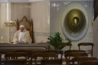 5-Misa celebrada por el papa Francisco de forma privada en la capilla de la Casa Santa Marta: <i>Ante el misterio</i>
