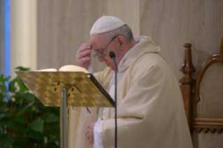 6-Misa celebrada por el papa Francisco de forma privada en la capilla de la Casa Santa Marta: <i>Ante el misterio</i>