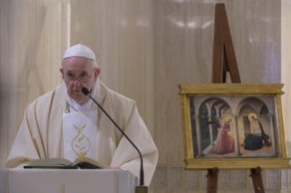 12-Misa celebrada por el papa Francisco de forma privada en la capilla de la Casa Santa Marta: <i>Ante el misterio</i>