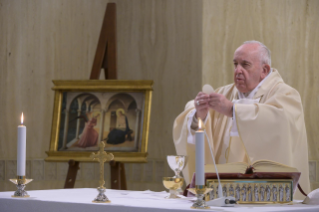 14-Misa celebrada por el papa Francisco de forma privada en la capilla de la Casa Santa Marta: <i>Ante el misterio</i>