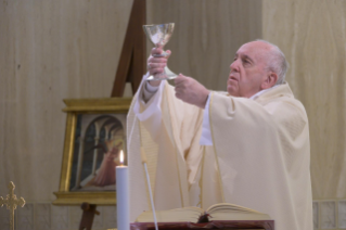 13-Misa celebrada por el papa Francisco de forma privada en la capilla de la Casa Santa Marta: <i>Ante el misterio</i>