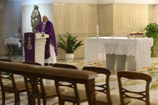 4-Misa celebrada por el papa Francisco de forma privada en la capilla de la Casa Santa Marta