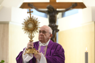 8-Misa celebrada por el papa Francisco de forma privada en la capilla de la Casa Santa Marta