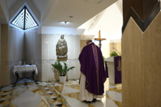 6-Misa celebrada por el papa Francisco de forma privada en la capilla de la Casa Santa Marta