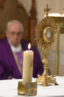 0-Misa celebrada por el papa Francisco de forma privada en la capilla de la Casa Santa Marta: <i>El pueblo de Dios sigue a Jesús y no se cansa</i>