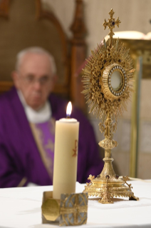 0-Messe quotidienne dans la chapelle de la résidence Sainte-Marthe : « Le peuple de Dieu suit Jésus et il ne se fatigue pas »