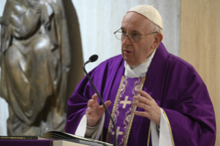 3-Messe quotidienne dans la chapelle de la résidence Sainte-Marthe : « Le peuple de Dieu suit Jésus et il ne se fatigue pas »