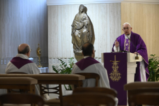 5-Misa celebrada por el papa Francisco de forma privada en la capilla de la Casa Santa Marta: <i>El pueblo de Dios sigue a Jesús y no se cansa</i>