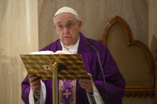 1-Messe quotidienne dans la chapelle de la résidence Sainte-Marthe : « Le peuple de Dieu suit Jésus et il ne se fatigue pas »