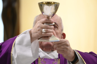 10-Messe quotidienne dans la chapelle de la résidence Sainte-Marthe : « Le peuple de Dieu suit Jésus et il ne se fatigue pas »