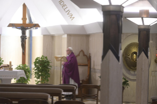 6-Misa celebrada por el papa Francisco de forma privada en la capilla de la Casa Santa Marta. <i>El domingo del llanto</i>