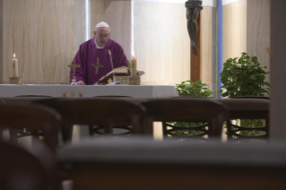 4-Misa celebrada por el papa Francisco de forma privada en la capilla de la Casa Santa Marta. <i>El domingo del llanto</i>