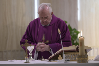7-Misa celebrada por el papa Francisco de forma privada en la capilla de la Casa Santa Marta. <i>El domingo del llanto</i>