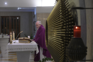 11-Misa celebrada por el papa Francisco de forma privada en la capilla de la Casa Santa Marta. <i>El domingo del llanto</i>