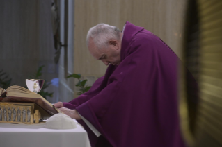9-Misa celebrada por el papa Francisco de forma privada en la capilla de la Casa Santa Marta. <i>El domingo del llanto</i>