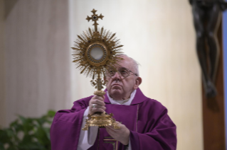 10-Misa celebrada por el papa Francisco de forma privada en la capilla de la Casa Santa Marta. <i>El domingo del llanto</i>