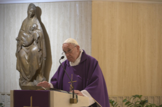 4-Misa celebrada por el papa Francisco de forma privada en la capilla de la Casa Santa Marta: <i>Mirar el crucifijo bajo la luz de la redención </i>