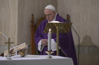 2-Misa celebrada por el papa Francisco de forma privada en la capilla de la Casa Santa Marta: <i>Mirar el crucifijo bajo la luz de la redención </i>