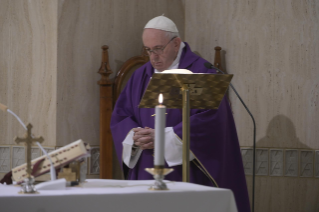 2-Celebrazione della Santa Messa nella Cappella della <i>Domus Sanctae Marthae</i>: "Guardare il crocifisso sotto la luce della redenzione"