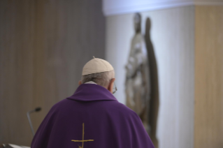 1-Misa celebrada por el papa Francisco de forma privada en la capilla de la Casa Santa Marta: <i>Mirar el crucifijo bajo la luz de la redención </i>