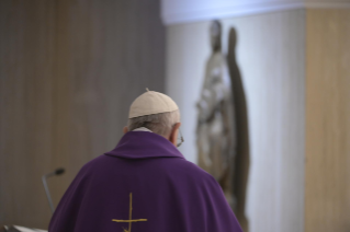 1-Frühmesse in der Kapelle der Casa Santa Marta: Im Kreuz die Erlösung sehen