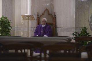 3-Misa celebrada por el papa Francisco de forma privada en la capilla de la Casa Santa Marta: <i>Mirar el crucifijo bajo la luz de la redención </i>