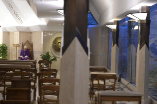 6-Misa celebrada por el papa Francisco de forma privada en la capilla de la Casa Santa Marta: <i>Mirar el crucifijo bajo la luz de la redención </i>