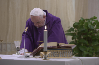 5-Misa celebrada por el papa Francisco de forma privada en la capilla de la Casa Santa Marta: <i>Mirar el crucifijo bajo la luz de la redención </i>
