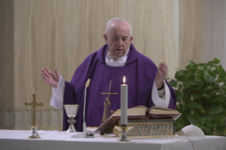 11-Misa celebrada por el papa Francisco de forma privada en la capilla de la Casa Santa Marta: <i>Mirar el crucifijo bajo la luz de la redención </i>