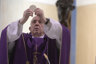 8-Misa celebrada por el papa Francisco de forma privada en la capilla de la Casa Santa Marta: <i>Mirar el crucifijo bajo la luz de la redención </i>