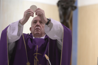 8-Frühmesse in der Kapelle der Casa Santa Marta: Im Kreuz die Erlösung sehen