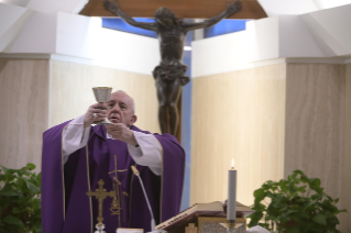 7-Misa celebrada por el papa Francisco de forma privada en la capilla de la Casa Santa Marta: <i>Mirar el crucifijo bajo la luz de la redención </i>
