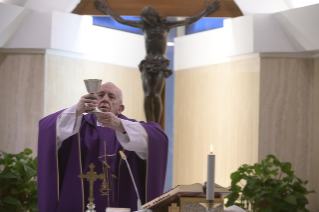 7-Celebrazione della Santa Messa nella Cappella della <i>Domus Sanctae Marthae</i>: "Guardare il crocifisso sotto la luce della redenzione"