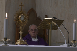 12-Misa celebrada por el papa Francisco de forma privada en la capilla de la Casa Santa Marta: <i>Mirar el crucifijo bajo la luz de la redención </i>