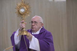 13-Misa celebrada por el papa Francisco de forma privada en la capilla de la Casa Santa Marta: <i>Mirar el crucifijo bajo la luz de la redención </i>