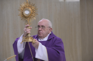 13-Frühmesse in der Kapelle der Casa Santa Marta: Im Kreuz die Erlösung sehen