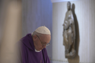 9-Misa celebrada por el papa Francisco de forma privada en la capilla de la Casa Santa Marta: <i>Mirar el crucifijo bajo la luz de la redención </i>