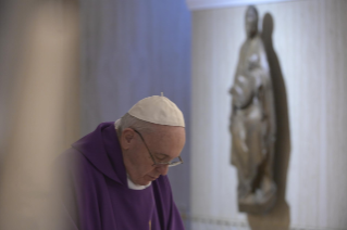 9-Frühmesse in der Kapelle der Casa Santa Marta: Im Kreuz die Erlösung sehen