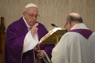 1-Misa celebrada por el papa Francisco de forma privada en la capilla de la Casa Santa Marta: <i>Permanecer en el Señor</i>