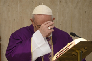 2-Misa celebrada por el papa Francisco de forma privada en la capilla de la Casa Santa Marta: <i>Permanecer en el Señor</i>