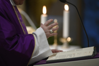 3-Misa celebrada por el papa Francisco de forma privada en la capilla de la Casa Santa Marta: <i>Permanecer en el Señor</i>