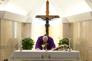 3-Misa celebrada por el papa Francisco de forma privada en la capilla de la Casa Santa Marta: <i>La Dolorosa, discípula y madre</i>