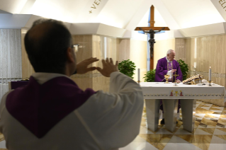 4-Misa celebrada por el papa Francisco de forma privada en la capilla de la Casa Santa Marta: <i>La Dolorosa, discípula y madre</i>