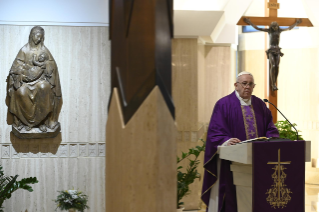 5-Misa celebrada por el papa Francisco de forma privada en la capilla de la Casa Santa Marta: <i>La Dolorosa, discípula y madre</i>