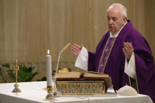 2-Misa celebrada por el papa Francisco de forma privada en la capilla de la Casa Santa Marta: <i>La Dolorosa, discípula y madre</i>