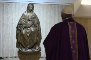 6-Misa celebrada por el papa Francisco de forma privada en la capilla de la Casa Santa Marta: <i>La Dolorosa, discípula y madre</i>