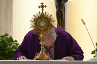 8-Misa celebrada por el papa Francisco de forma privada en la capilla de la Casa Santa Marta: <i>La Dolorosa, discípula y madre</i>