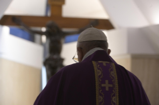 1-Misa celebrada por el papa Francisco de forma privada en la capilla de la Casa Santa Marta: <i>El proceso de la tentación</i>